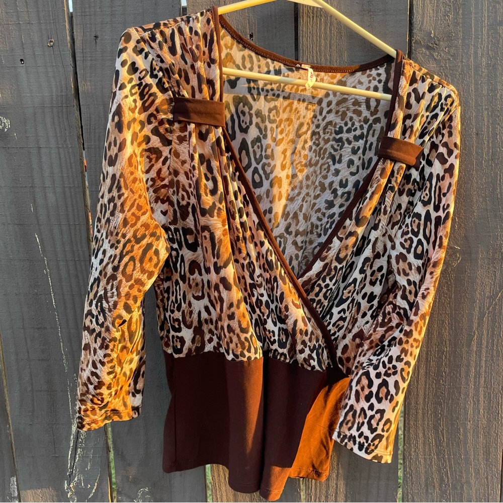 Y2K Tovia leopard print deep vneck top - Picture 15 of 16